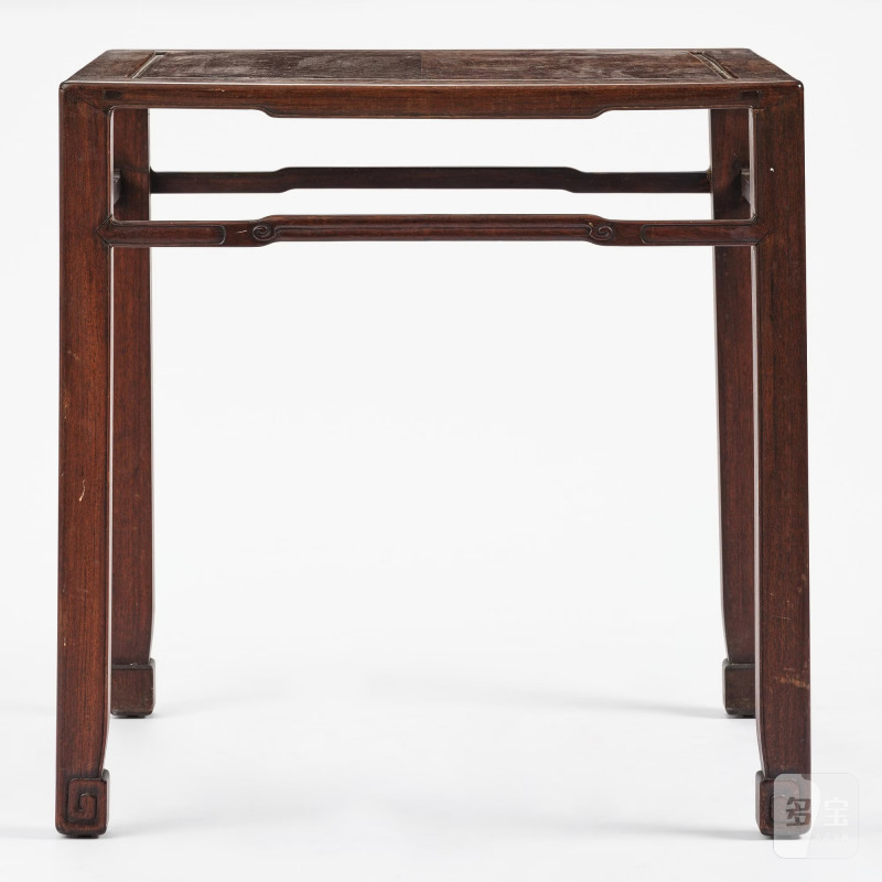 A hardwood table, - 图3